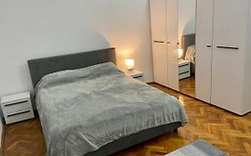 Apartament super central cu parcare privata